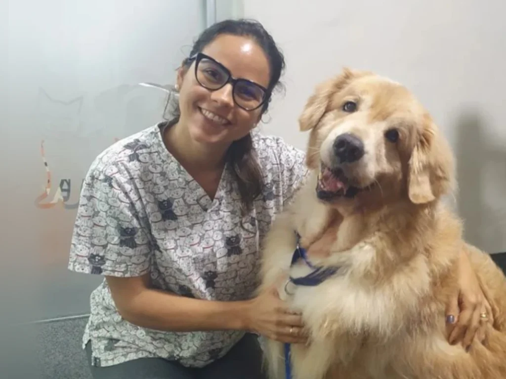 fisiopeterapia-veterinaria-dra-katarina-fontes-com-cachorro-feliz